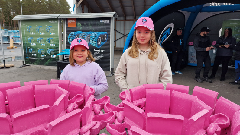 Elin och Emma, bidrog i Olofsfors insamling till förmån för bröstcancerförbundet.